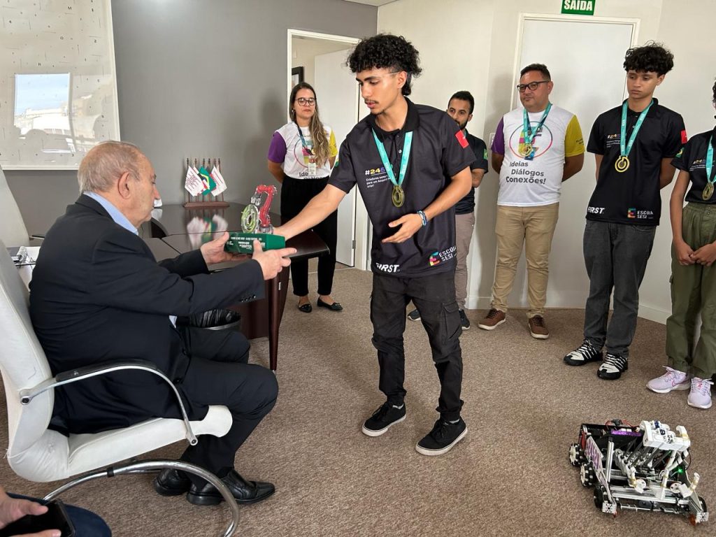 Presidente da FIEPB recebe alunos da Escola SESI premiados no Festival Nacional de Robótica
