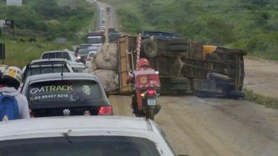 Caminhão tomba, deixa motorista ferido e interdita parcialmente BR-230, em Campina Grande