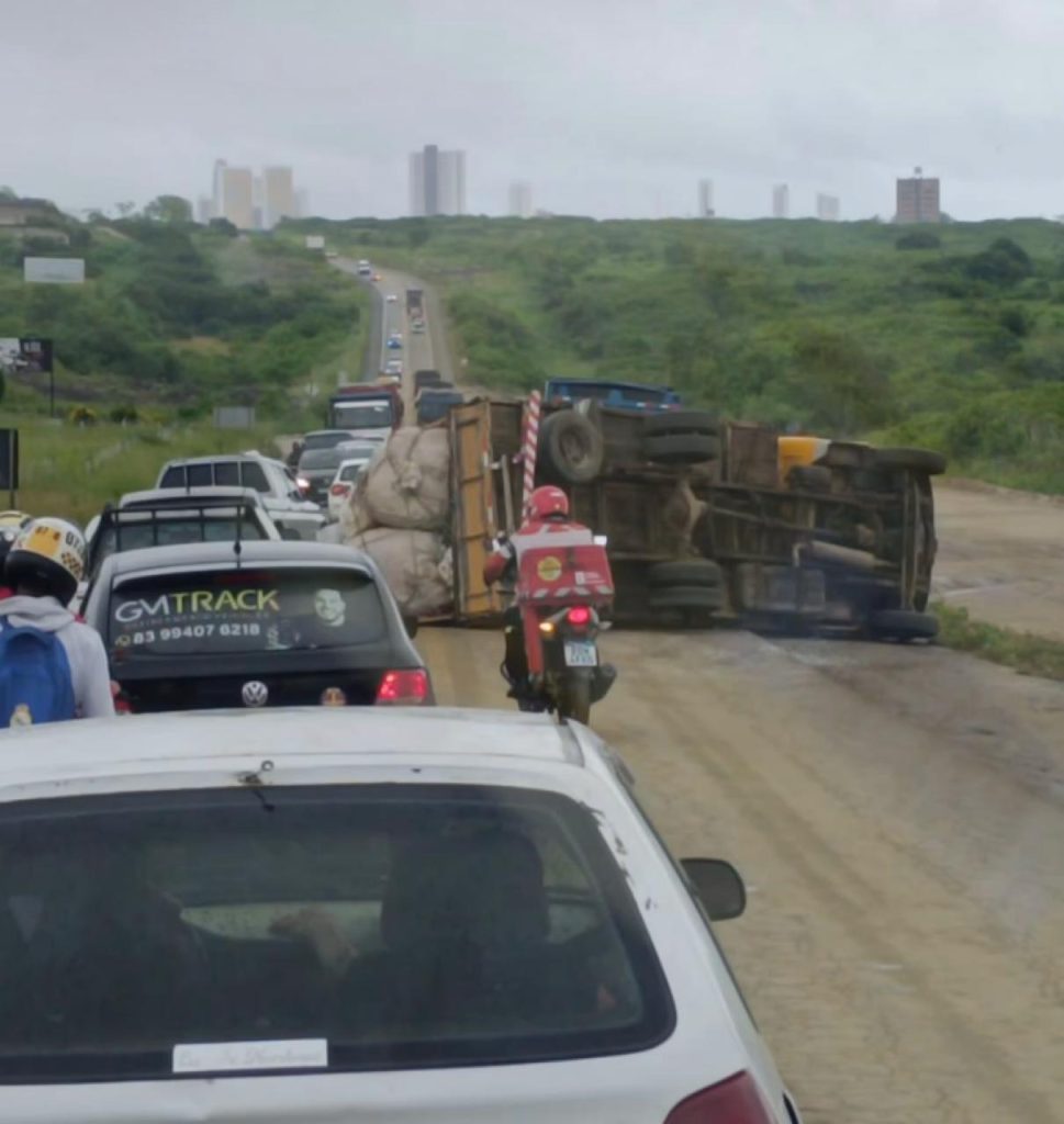 Caminhão tomba, deixa motorista ferido e interdita parcialmente BR-230, em Campina Grande