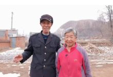 Huanchun Cao e sua esposa enfrentam uma situação com a qual muitos idosos chineses se deparam: quem cuidará deles? — Foto: LAN PAN/BBC