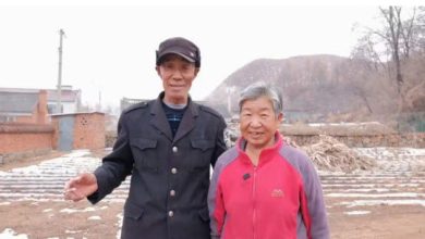 Huanchun Cao e sua esposa enfrentam uma situação com a qual muitos idosos chineses se deparam: quem cuidará deles? — Foto: LAN PAN/BBC