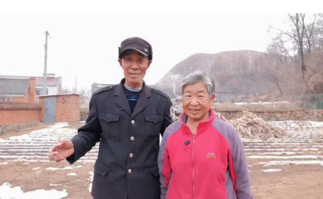 Huanchun Cao e sua esposa enfrentam uma situação com a qual muitos idosos chineses se deparam: quem cuidará deles? — Foto: LAN PAN/BBC