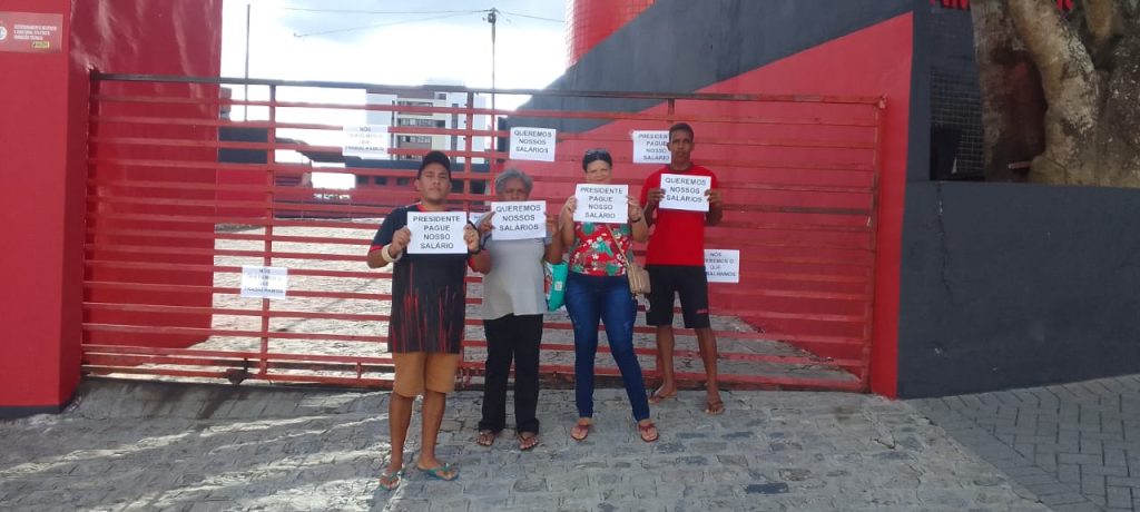 Com salários atrasados funcionários protestam na frente da sede do Campinense