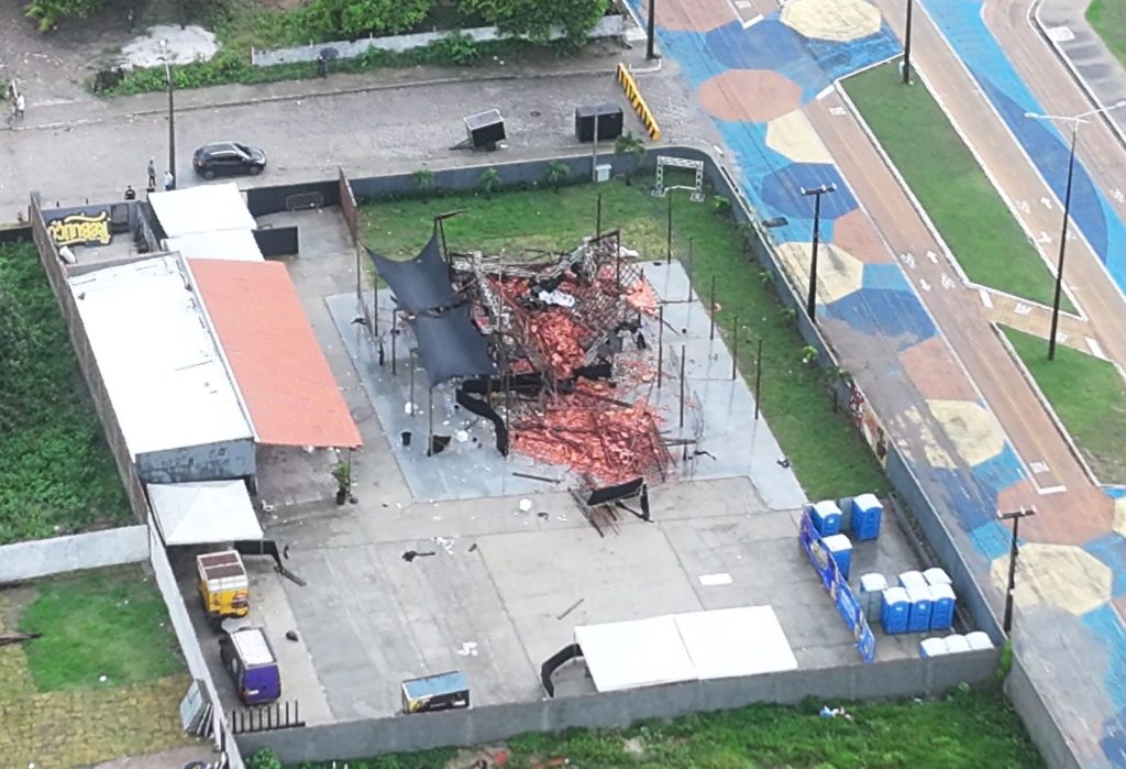 Parte da casa de shows ficou destruída após estrutura cair, em João Pessoa.