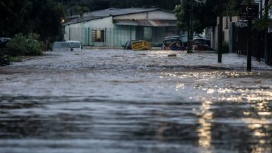 Córrego transborda e volta a invadir casas em Porto Alegre