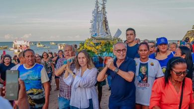 Prefeito realça tradição centenária da Festa de São Pedro, durante barqueata que reuniu centenas de fiéis católicos