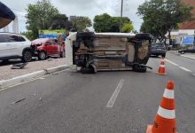 MaisPB • Carro capota e deixa transiti lento até avenida Epitácio Pessoa, em JP