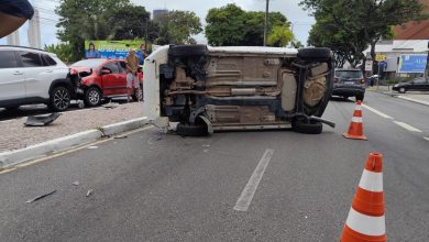 MaisPB • Carro capota e deixa transiti lento até avenida Epitácio Pessoa, em JP