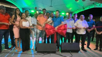 Ao lado de Chico Mendes, vereadores e lideranças, prefeito Iarley Pereira inaugura a Praça de Carrapateira, uma das mais modernas do Sertão