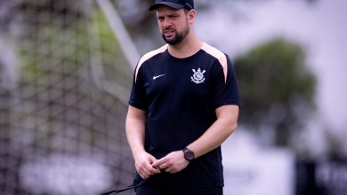 Auxiliar do Corinthians diz que arbitragem meniu na súmula