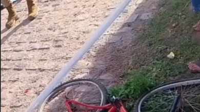 Caminhão de coleta de lixo envolvido em acidente com irmãos em Sousa PB