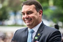 Parlamentares cantam 'parabéns para você' a Flávio após derrubada de vetos