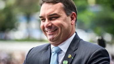 Parlamentares cantam 'parabéns para você' a Flávio após derrubada de vetos