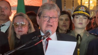 ‘Em paz comigo mesmo’, diz João Azevêdo após renunciar o governo do estado