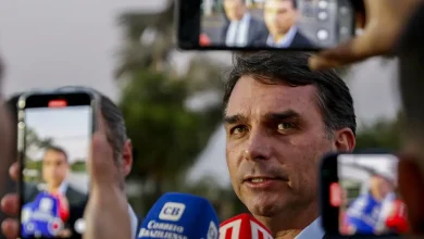Flávio Bolsonaro confirma que encontrou Vorcaro após 1ª prisão de banqueiro