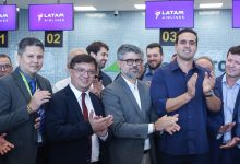 Lucas Ribeiro recepciona passageiros do voo inaugural Brasília-Campina Grande