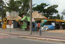 Ambulantes trabalham na faixa de areia das praias de Tambaú e Cabo Branco, em João Pessoa.