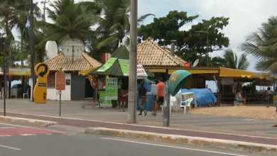 Ambulantes trabalham na faixa de areia das praias de Tambaú e Cabo Branco, em João Pessoa.