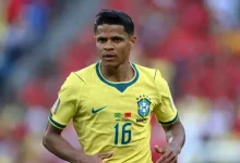 Douglas Santos comemora classificação da Seleção Brasileira após vitória sobre o Japão na Copa do Mundo.