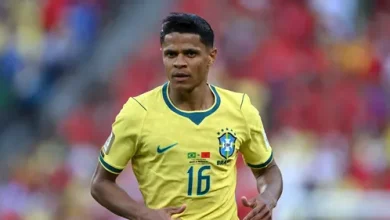 Douglas Santos comemora classificação da Seleção Brasileira após vitória sobre o Japão na Copa do Mundo.