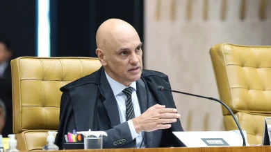 Moraes dá 24 horas para Bolsonaro explicar arma apreendida com militar em blitz
