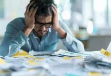 O processo de desgaste mental gerado pela falta de estabilidade econômica opera em um efeito cascata que compromete toda a rotina do indivíduo.