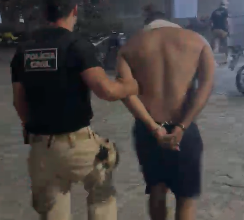 Viatura da Polícia Civil da Paraíba durante cumprimento de mandado de prisão em João Pessoa.