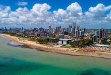 O relatório da FipeZAP desenha um cenário de forte assimetria urbana, evidenciando o apetite do mercado construtivo por bairros litorâneos e vetores de expansão da Zona Leste.