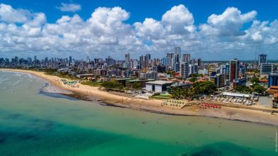 O relatório da FipeZAP desenha um cenário de forte assimetria urbana, evidenciando o apetite do mercado construtivo por bairros litorâneos e vetores de expansão da Zona Leste.